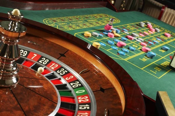 Blackjack card shoe and dealing shoe